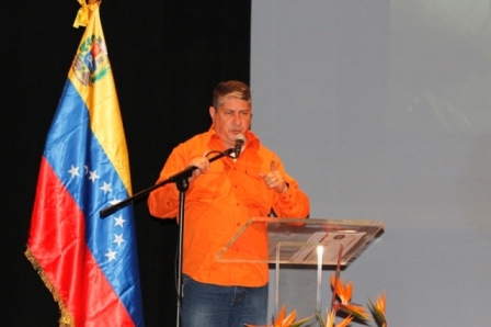 Ministro de Alimentación Medina Ramirez dirigiéndose a la audiencia.