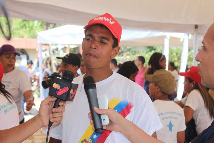 Jean Duarte, responsable del Estado Mayor de los CLAP, dando declaraciones a los medios.