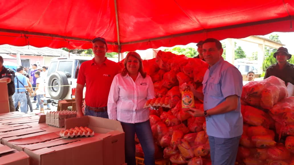 Más de 16 toneladas de diversos productos fueron distribuidos en la Feria Navideña.