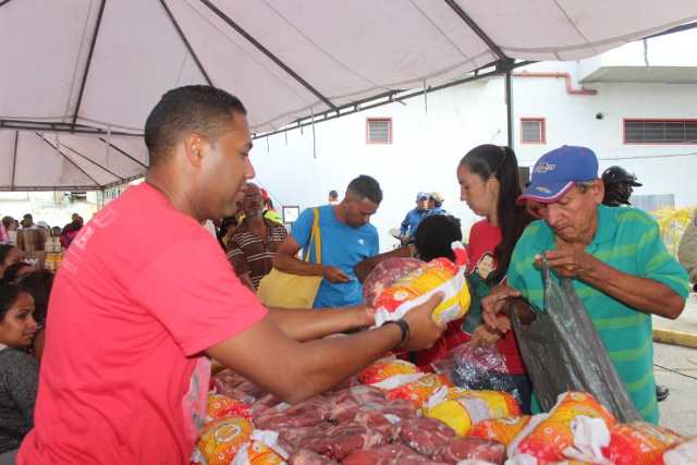 Los alimentos se distribuyeron a precios solidarios.