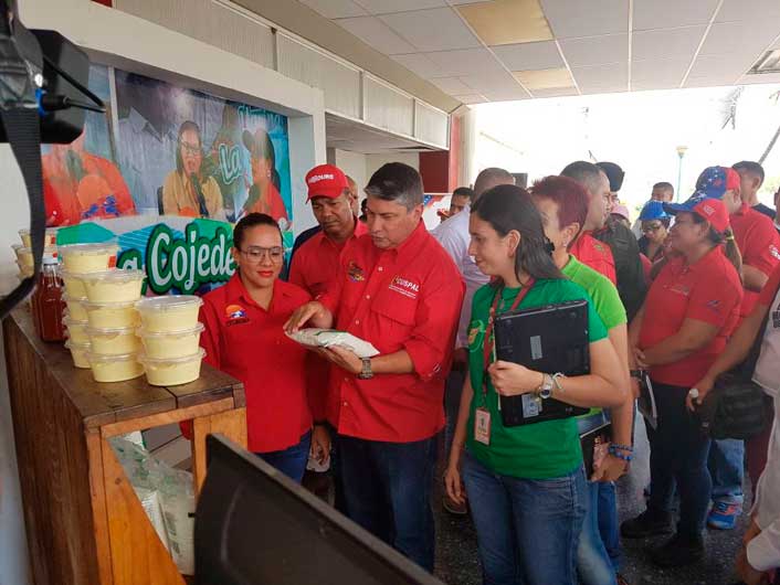 El ministro Medina Ramirez tuvo la oportunidad de conocer los procesos de producción, comercialización y distribución de diferentes rubros que complementan la canasta alimentaria.