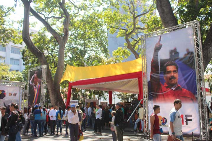 La Tribuna Antiimperialista fue instalada en la Plaza Bolívar de Caracas.